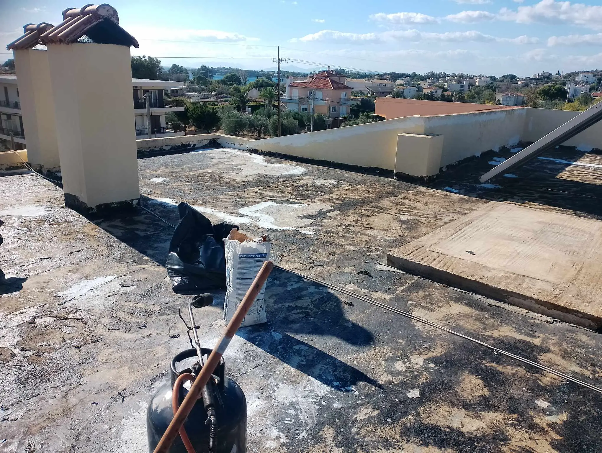 αποξήλωση φθηνής μόνωσης ταράτσας